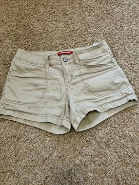 UNIONBAY Women’s Biege Cargo Shorts Size 7